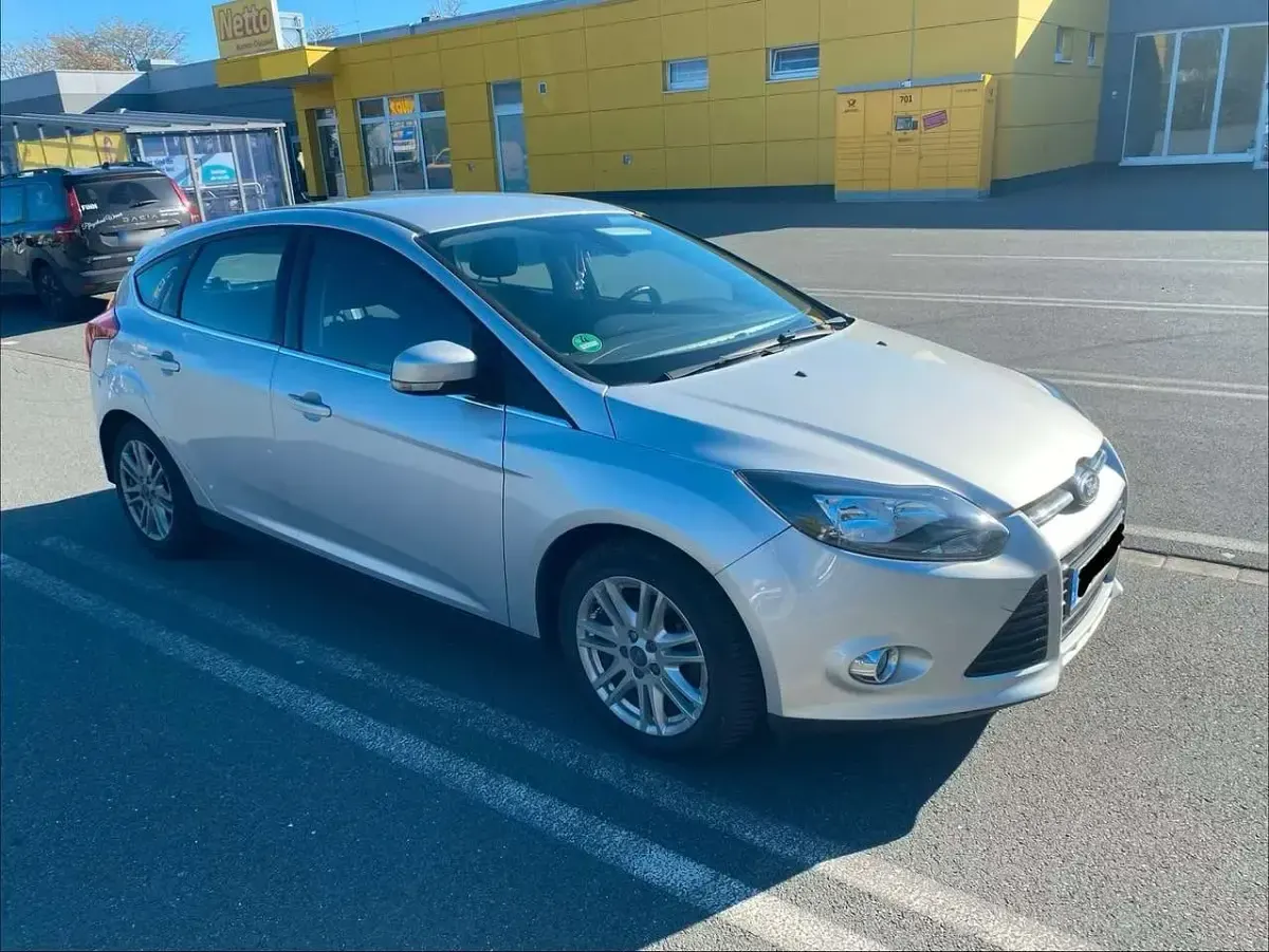 Gebraucht Ford Focus Trend 125 PS (91 kW) 2012 Silber Limousine