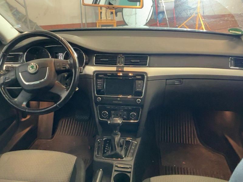 Gebraucht Skoda Superb Ambition 140 PS (102 kW) 2012 Schwarzmagic perleffekt (metallic) Kombi