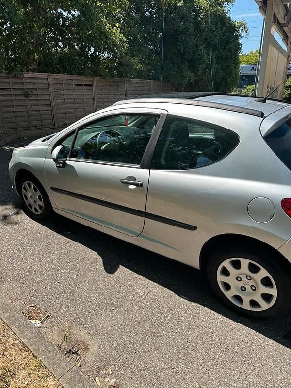 Gebraucht Peugeot 207 72 PS (52 kW) 2009 Silber Kleinwagen