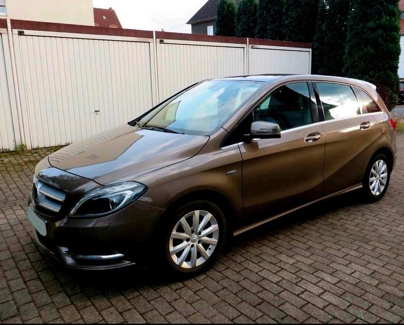 Beige Gebraucht 2012 Mercedes B180 Van / Kleinbus | 10.499 € (Fairer Preis) - Bild 1/4