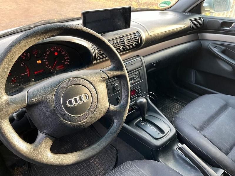 Grau Gebraucht 1998 Audi A4 Limousine | 1.200 € (Superpreis) - Bild 1/4