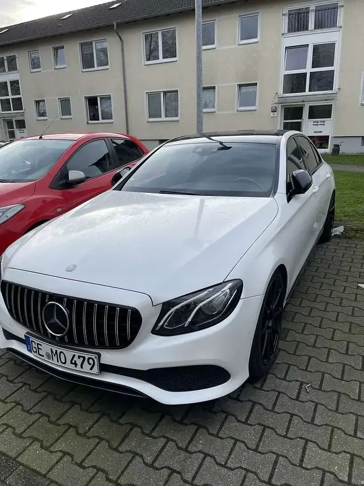 Gebraucht Mercedes E220 AMG 194 PS (142 kW) 2016 Weiß Limousine