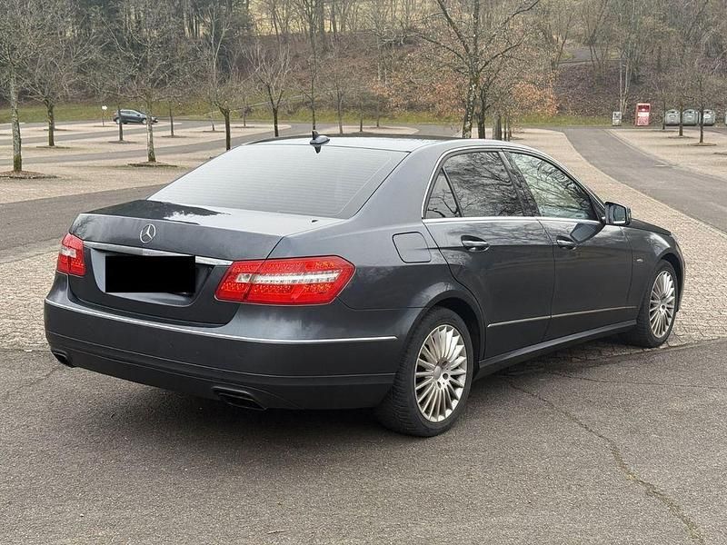 Gebraucht Mercedes E250 204 PS (150 kW) 2012 Grau Limousine