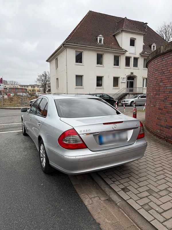 Gebraucht Mercedes E220 170 PS (125 kW) 2007 Grau Limousine