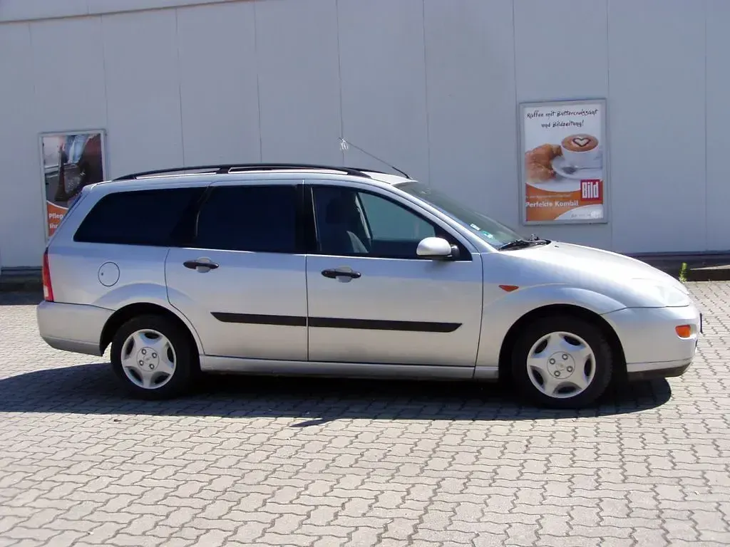Second-hand Ford Focus Trend 90 CP (66 kW) 2000 Argintiu Break
