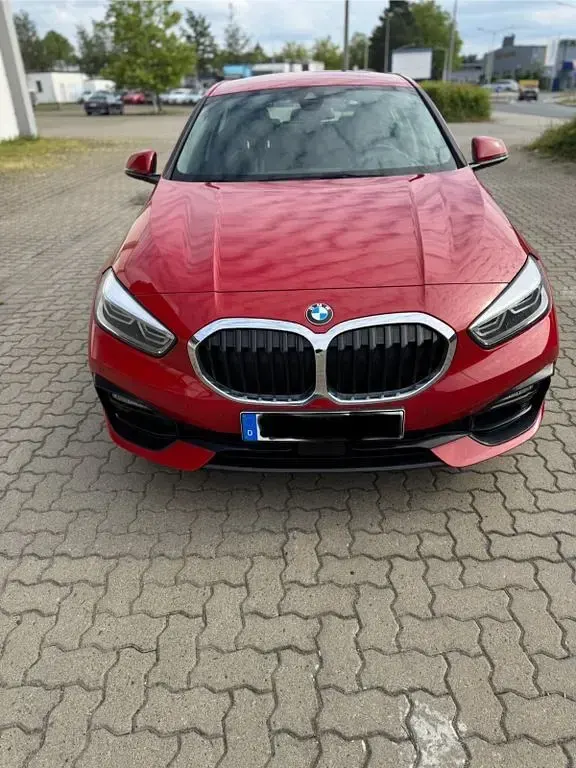 Gebraucht BMW 118 Sport Line 140 PS (102 kW) 2019 Rot Limousine