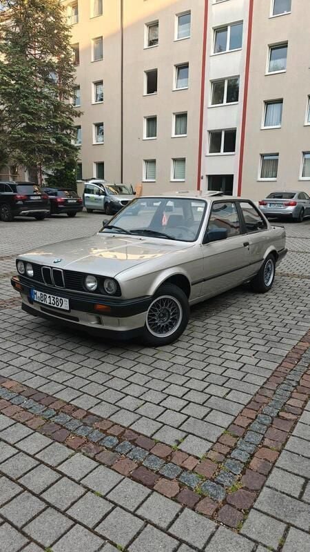 Gold Gebraucht 1990 BMW 316 Coupé | 17.999 € - Bild 1/4