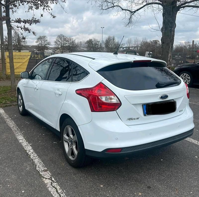 Gebraucht Ford Focus 125 PS (91 kW) 2014 Weiß Limousine