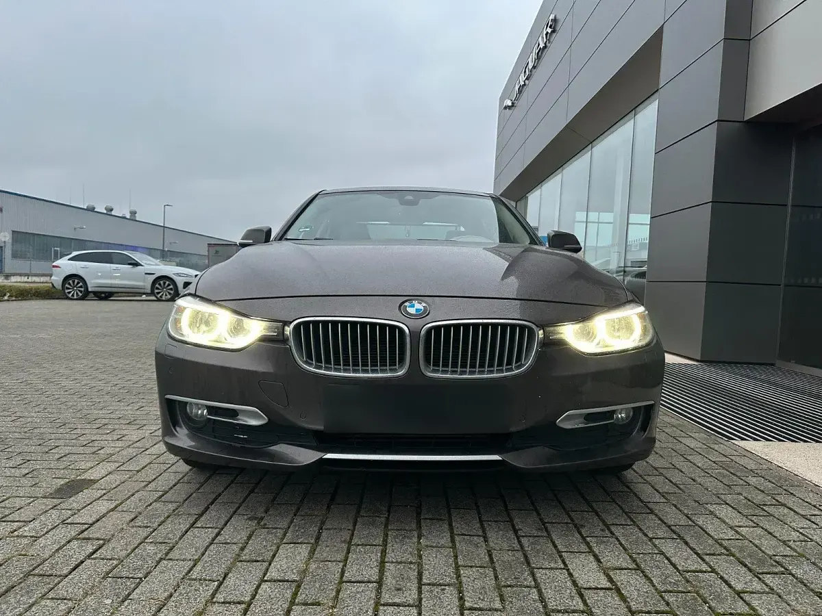 Gebraucht BMW 320 Sport Line 184 PS (135 kW) 2012 Braun Limousine