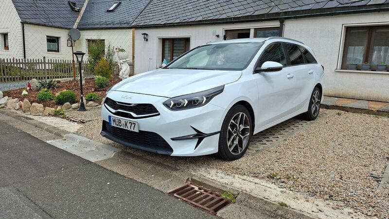 Weiß Gebraucht 2023 Kia Ceed Sportswagon Spirit Kombi | 21.950 € (Guter Preis) - Bild 1/4
