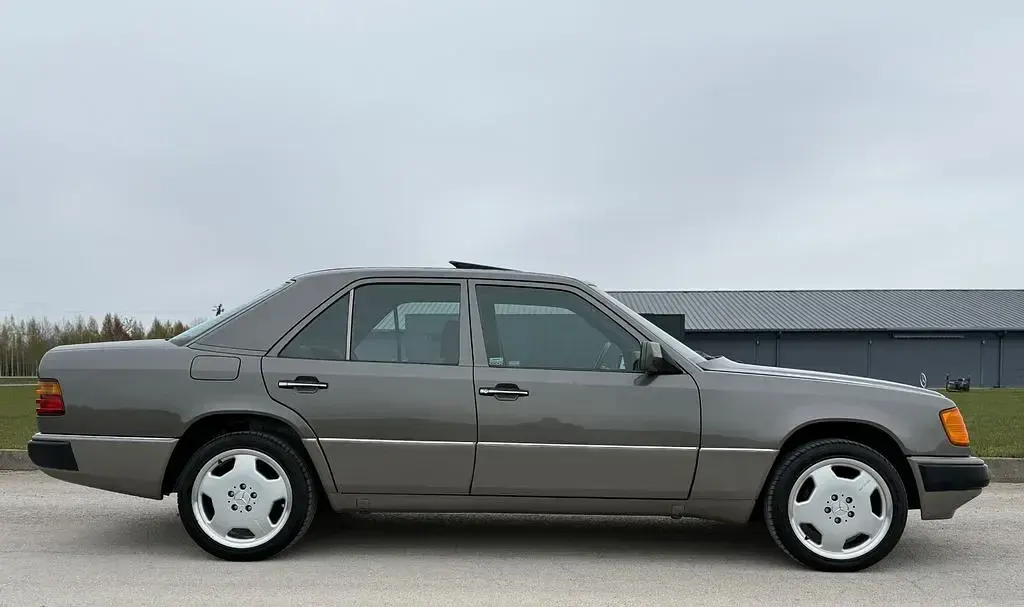Gebraucht Mercedes E250 90 PS (66 kW) 1991 Braun Limousine
