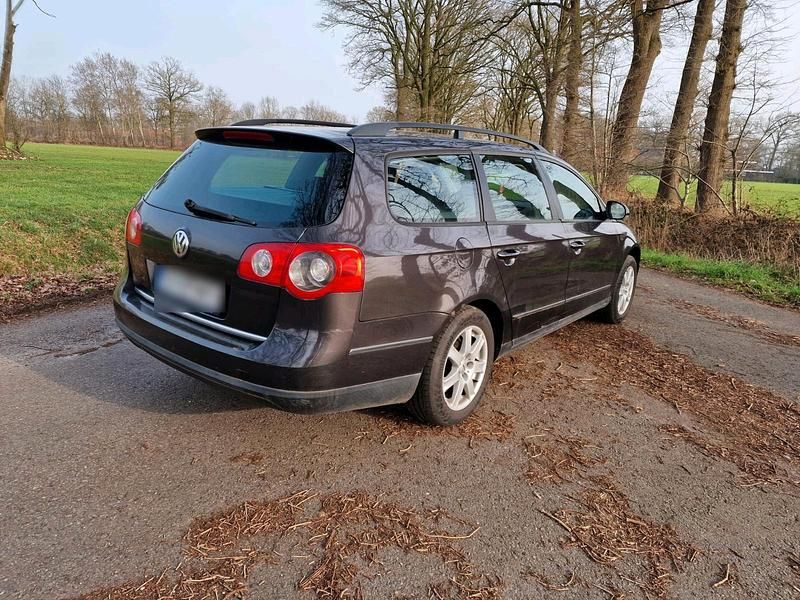 Gebraucht VW Passat 105 PS (77 kW) 2006 Braun Kombi