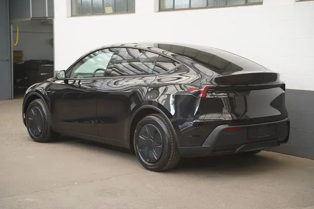 Neu Tesla Model Y Standard Range 219 kW (299 PS) 2026 Schwarz SUV