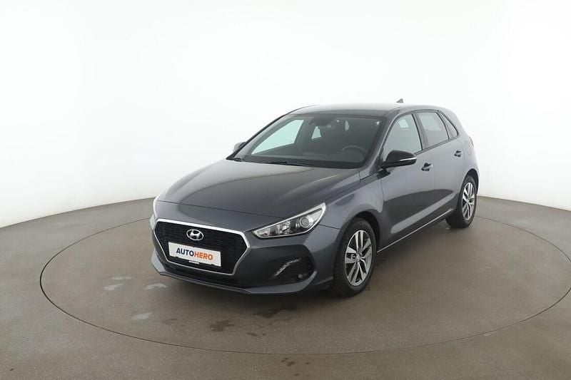 Grau Gebraucht 2018 Hyundai i30 Passion Limousine | 13.590 € (Etwas zu teuer) - Bild 1/3