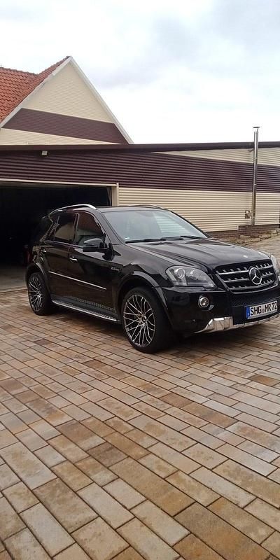 Schwarz Gebraucht 2010 Mercedes ML63 AMG AMG SUV | 23.900 € (Etwas zu teuer) - Bild 1/4