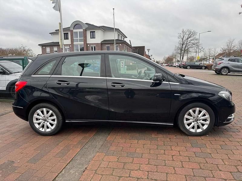 Gebraucht Mercedes B200 136 PS (100 kW) 2012 Kosmosschwarz  metalliclack Van / Kleinbus