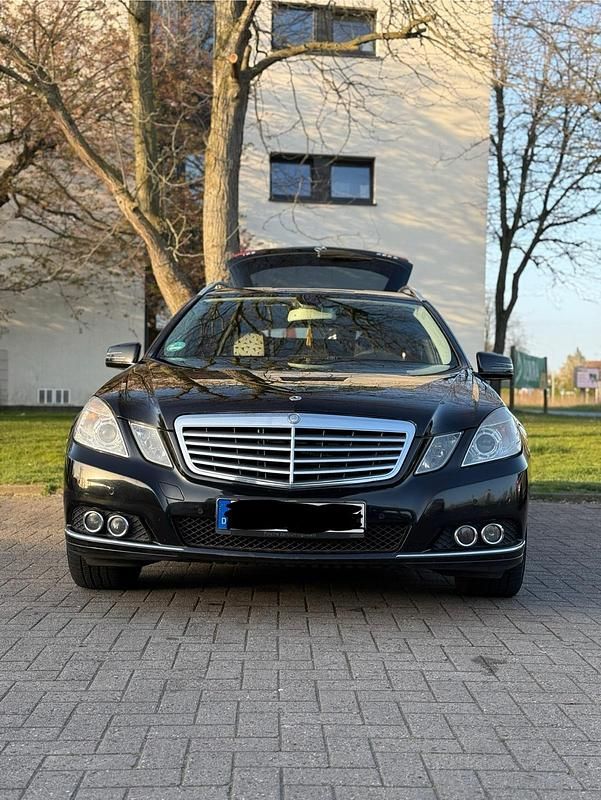 Schwarz Gebraucht 2010 Mercedes E250 Kombi | 6.799 € (Teuer) - Bild 1/4