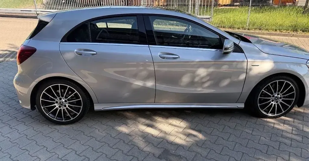 Gebraucht Mercedes 220 Style 177 PS (130 kW) 2018 Silber Limousine