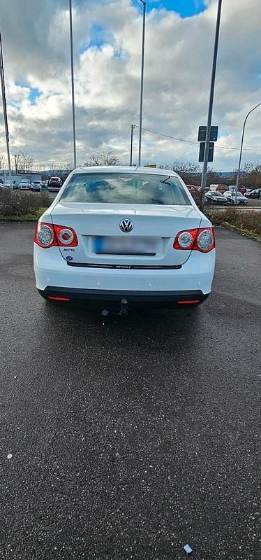 Gebraucht VW Jetta 105 PS (77 kW) 2010 Weiß Limousine