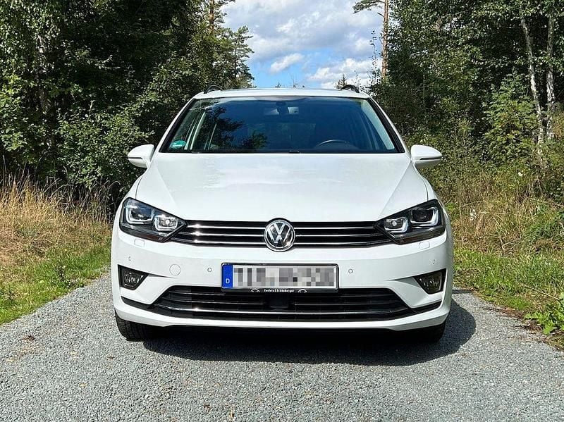 Weiß Gebraucht 2015 VW Golf Sportsvan Highline Van / Kleinbus | 10.990 € (Fairer Preis) - Bild 1/4