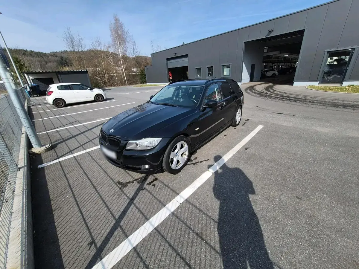 Gebraucht BMW 318 143 PS (105 kW) 2010 Schwarz Kombi