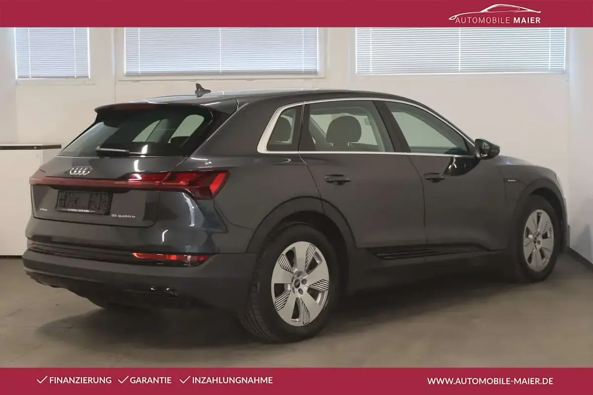 Gebraucht Audi e-tron 300 kW (408 PS) 2023 Grau SUV