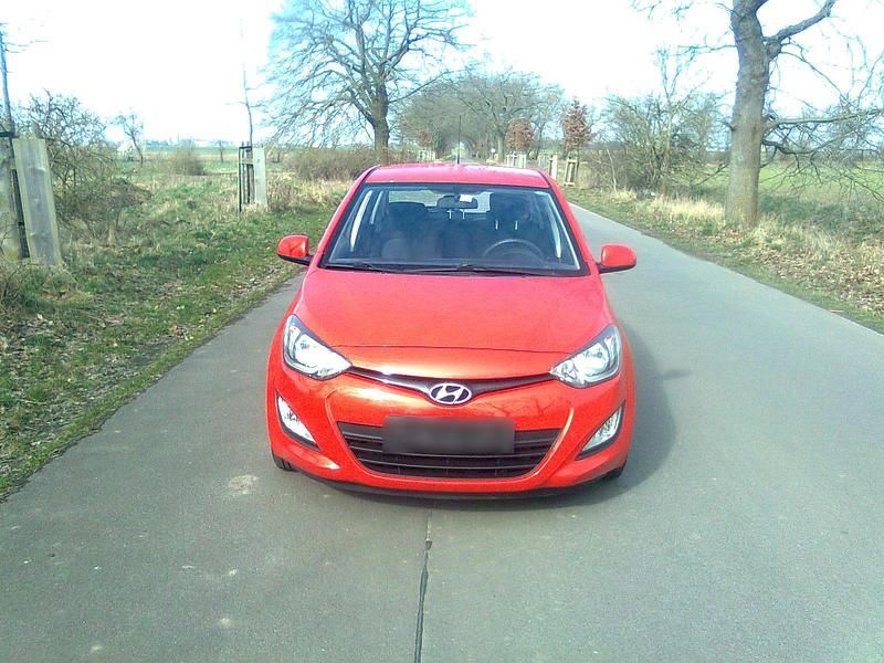 Gebraucht Hyundai i20 86 PS (63 kW) 2012 Rot Kleinwagen