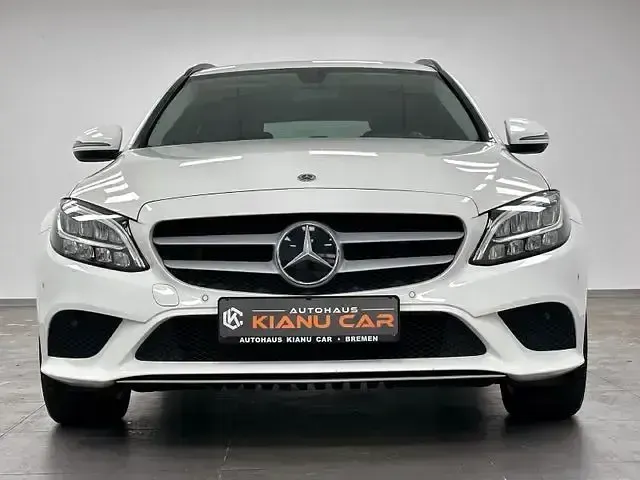Gebraucht Mercedes C180 122 PS (89 kW) 2019 Weiß Limousine