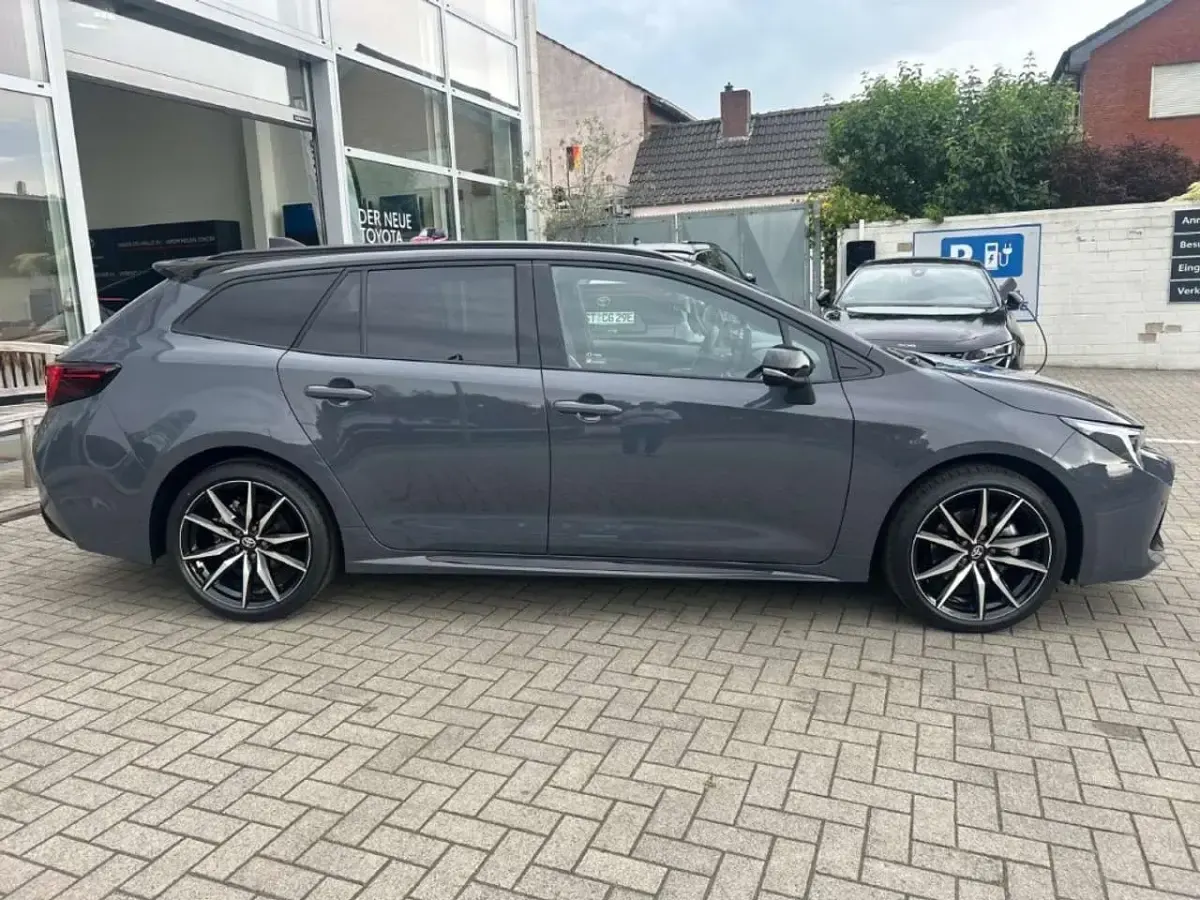 Neu Toyota Corolla Sport 179 PS (131 kW) 2026 Ash grey metallic / black Kombi