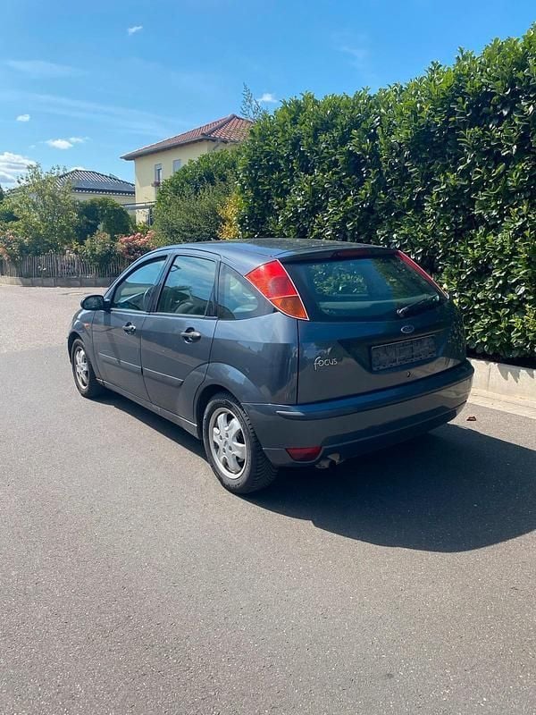 Grau Gebraucht 2002 Ford Focus Kleinwagen | 289 € (Superpreis) - Bild 1/4