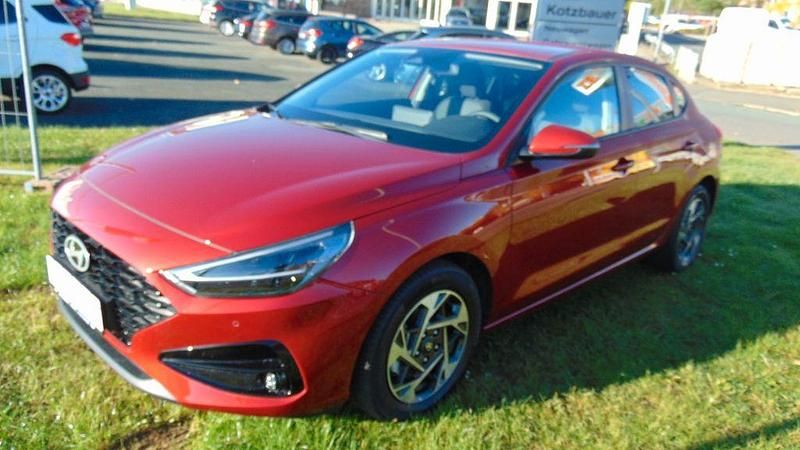Neu Hyundai i30 101 PS (74 kW) 2025 Rot Limousine