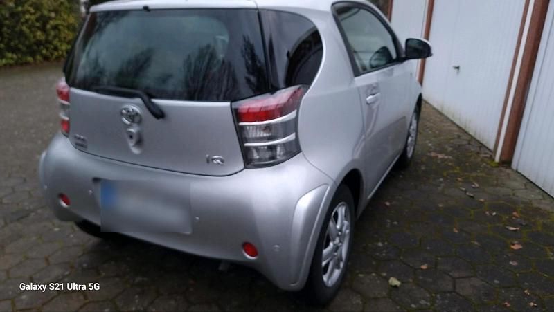 Gebraucht Toyota iQ 68 PS (50 kW) 2012 Silber Kleinwagen