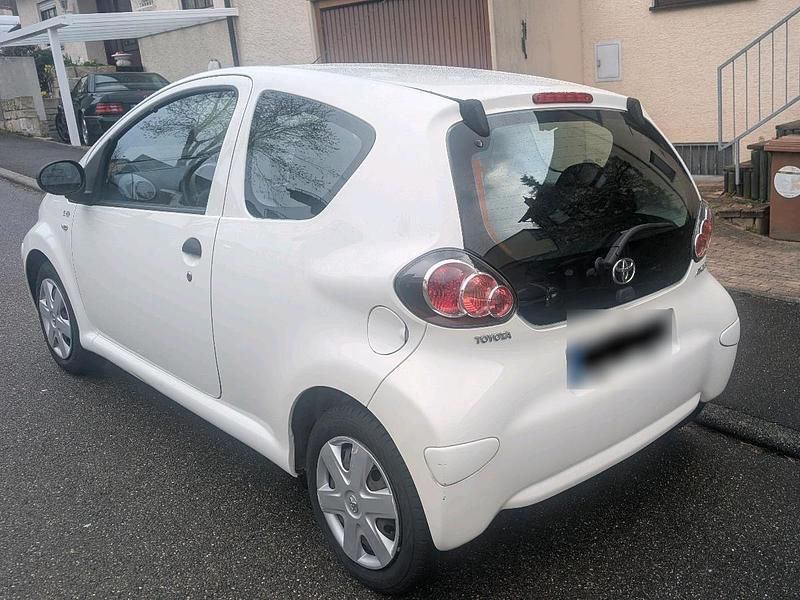 Gebraucht Toyota Aygo 68 PS (50 kW) 2010 Weiß Kleinwagen