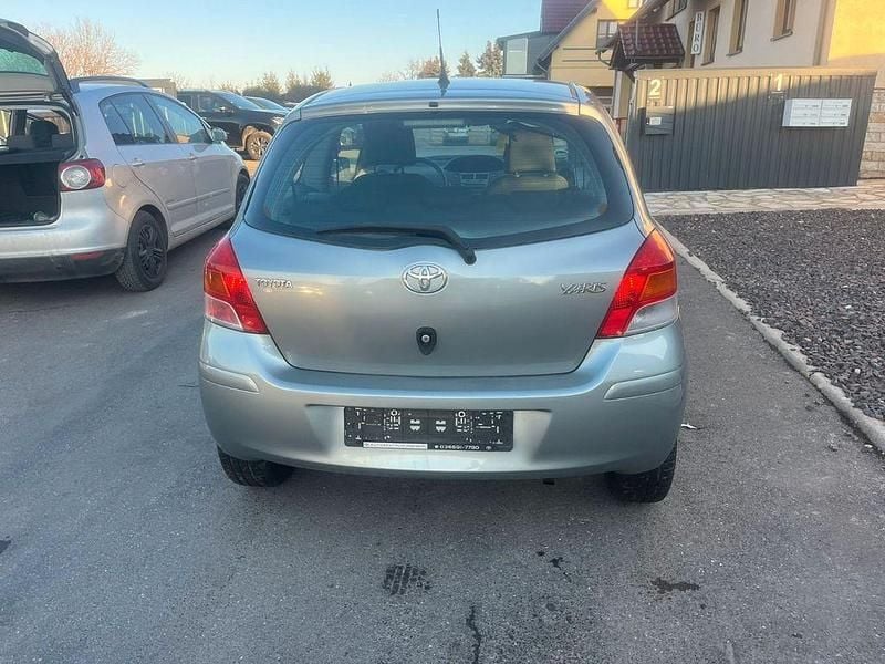 Gebraucht Toyota Yaris Cool 69 PS (50 kW) 2009 Silber Kleinwagen