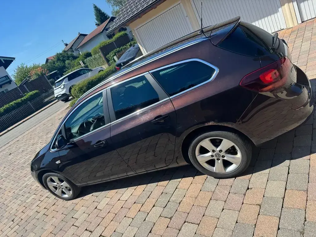 Gebraucht Opel Astra Edition 125 PS (91 kW) 2012 Braun Kombi