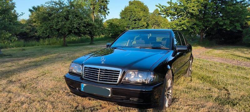 Schwarz Gebraucht 1999 Mercedes C180 Classic Limousine | 3.000 € - Bild 1/4