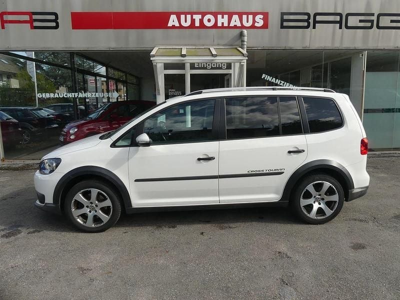 Weiß Gebraucht 2011 VW Touran Cross Van / Kleinbus | 8.990 € (Guter Preis) - Bild 1/4