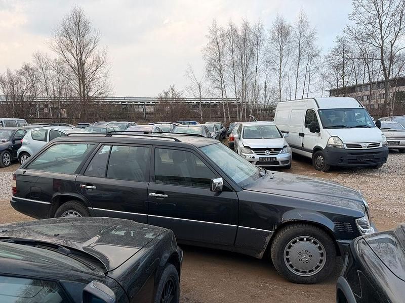 Gebraucht Mercedes E230 132 PS (97 kW) 1991 Schwarz Limousine