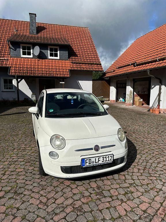 Weiß Gebraucht 2010 Fiat 500 Lounge Limousine | 3.350 € (Fairer Preis) - Bild 1/4