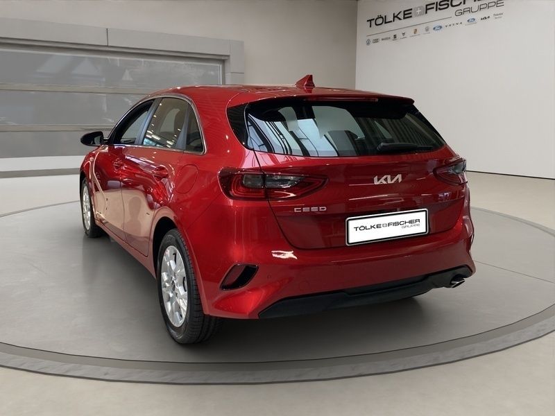 Gebraucht Kia Ceed Comfort 140 PS (102 kW) 2024 Silber Kleinwagen