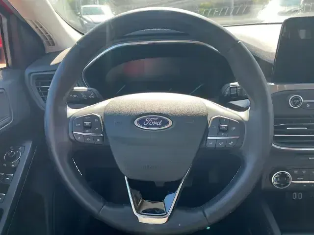 Käytetty Ford Focus Titanium 125 HP (91 kW) 2022 Punainen Farmari