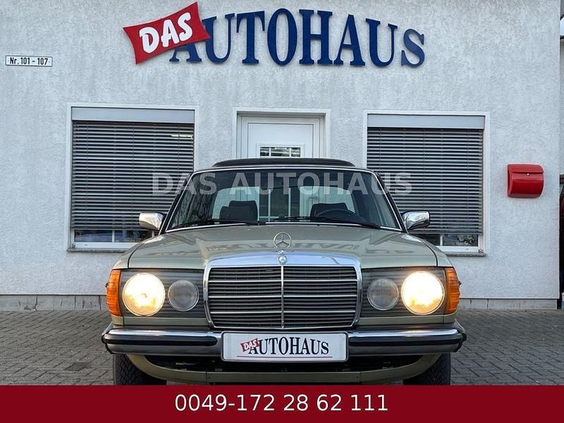 Gebraucht Mercedes 230 136 PS (100 kW) 1982 Grün Limousine
