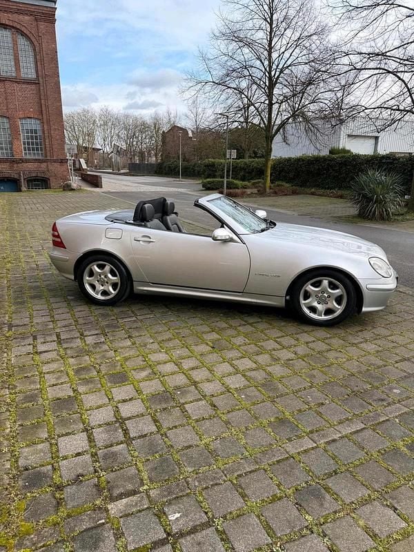 Gebraucht Mercedes SLK230 197 PS (144 kW) 2004 Silber Cabrio