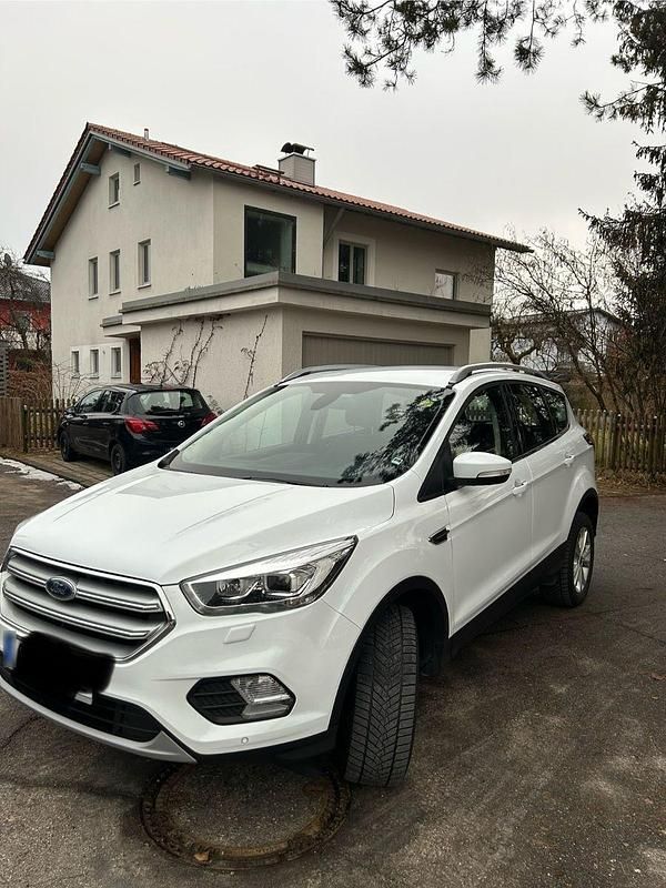 Gebraucht Ford Kuga Titanium 150 PS (110 kW) 2019 Weiß SUV