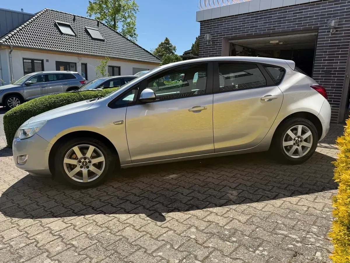 Gebraucht Opel Astra 100 PS (73 kW) 2010 Grau Limousine