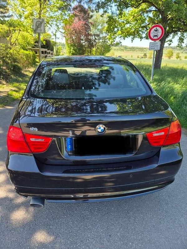 Gebraucht BMW 318 143 PS (105 kW) 2011 Schwarz Limousine