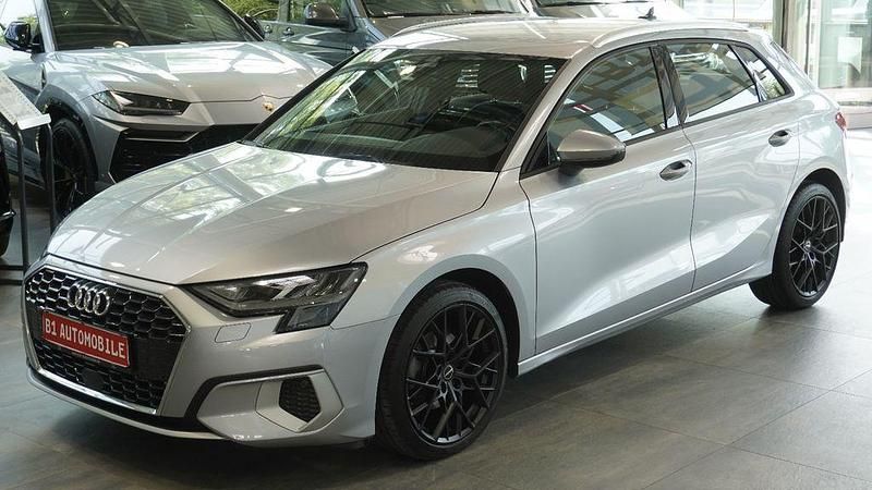 Silber Gebraucht 2021 Audi A3 Sportback Advanced Limousine | 20.491 € (Guter Preis) - Bild 1/4