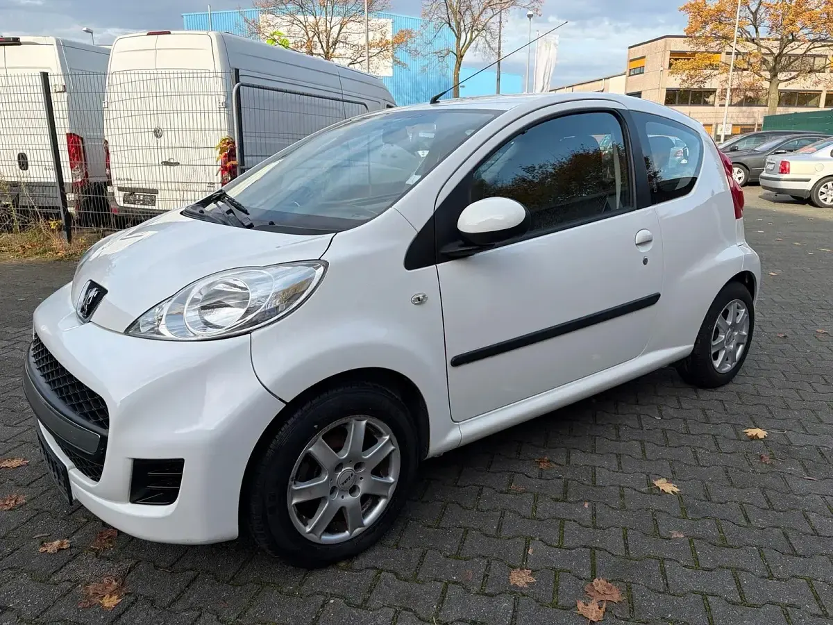 Gebraucht Peugeot 107 68 PS (50 kW) 2011 Weiß Kleinwagen