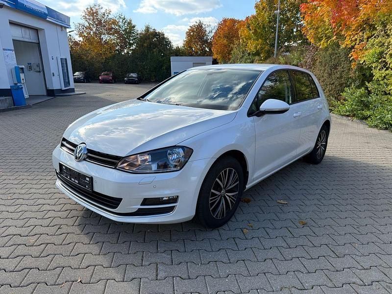 Weiß Gebraucht 2016 VW Golf VII Allstar Limousine | 11.420 € (Guter Preis) - Bild 1/4