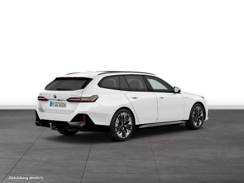 Weiß Gebraucht 2024 BMW 520 M Sport Kombi | 57.420 € (Fairer Preis) - Bild 1/2